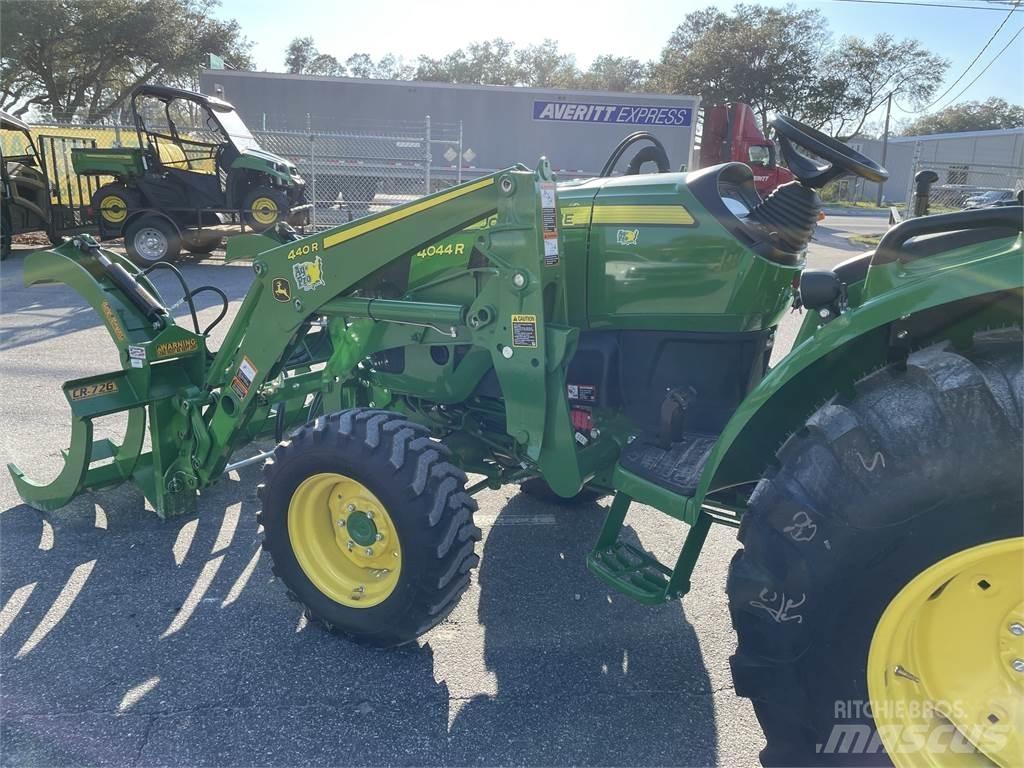 John Deere 4044R Traktorit