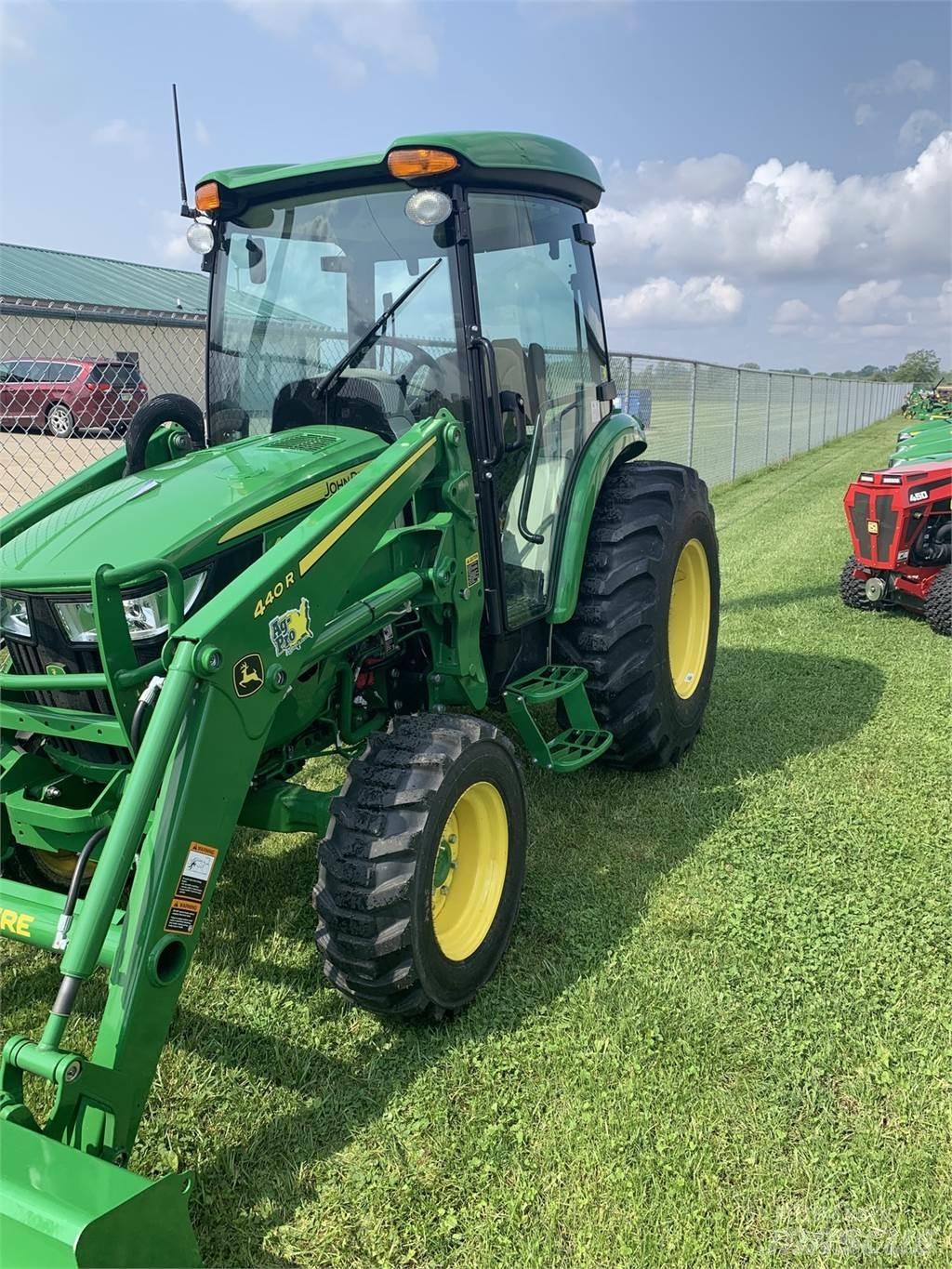 John Deere 4044R Traktorit