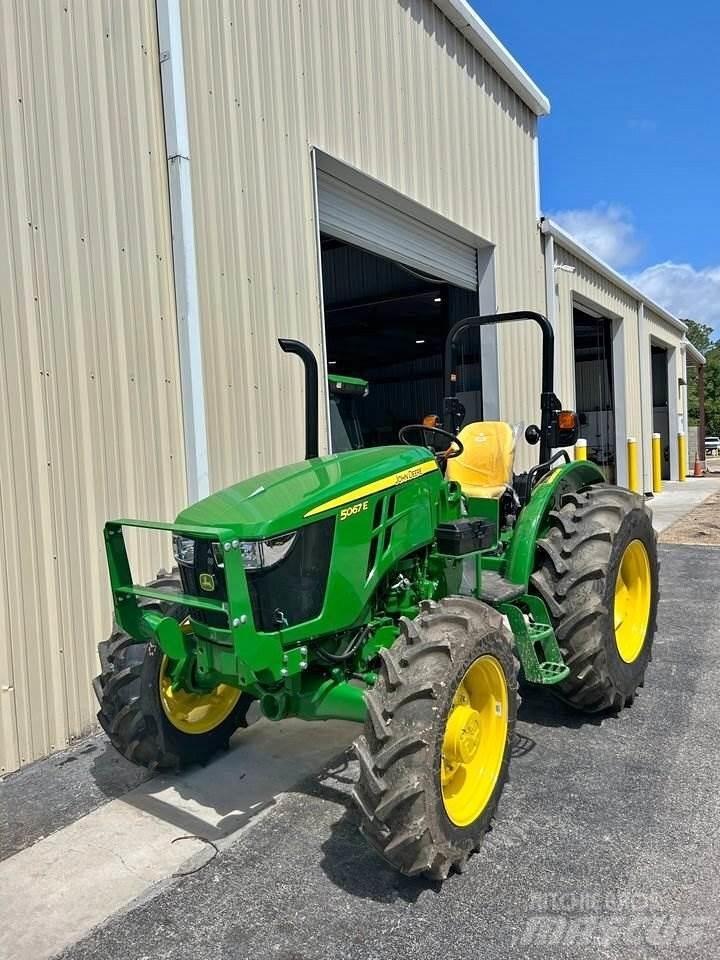 John Deere 5067E Traktorit