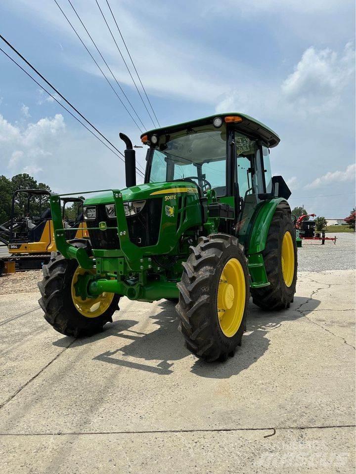 John Deere 5067E Traktorit