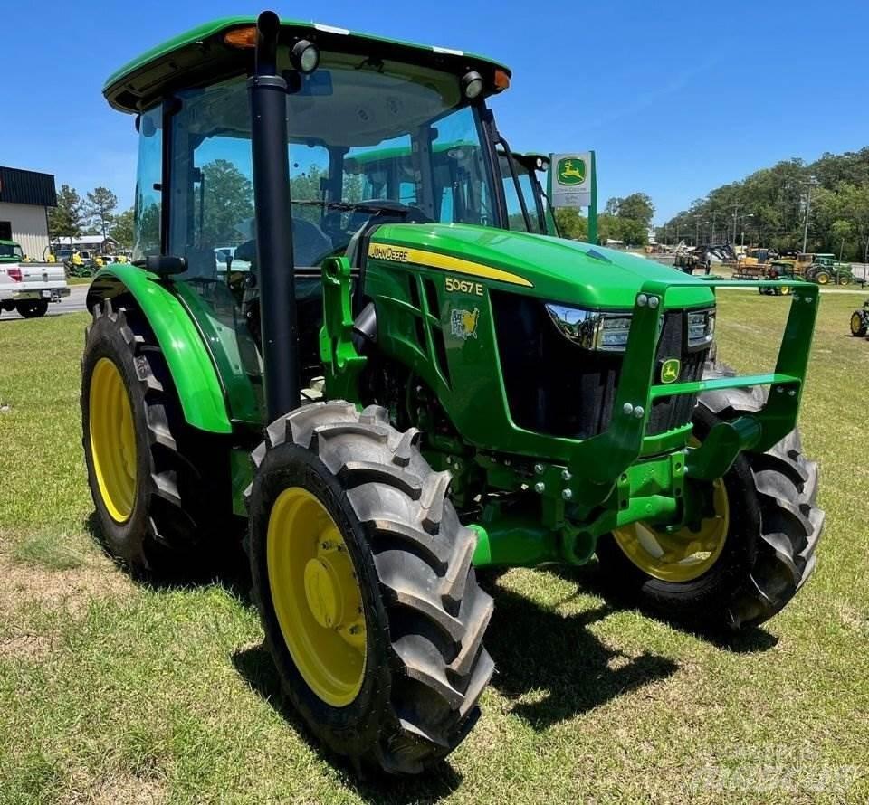 John Deere 5067E Traktorit