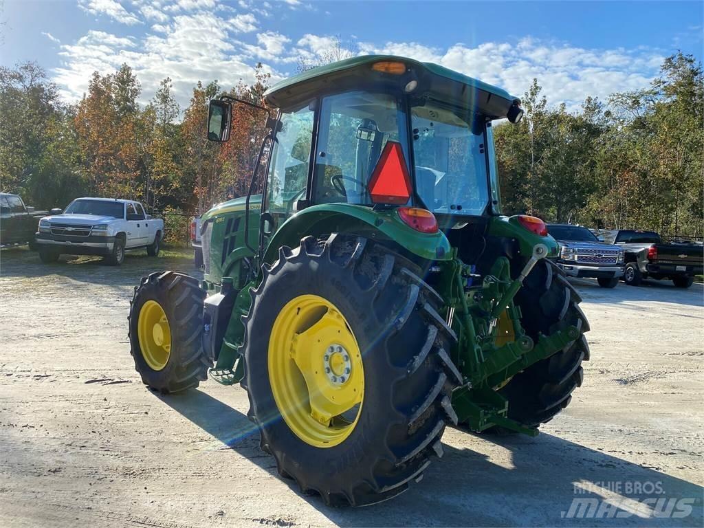 John Deere 6135E Traktorit