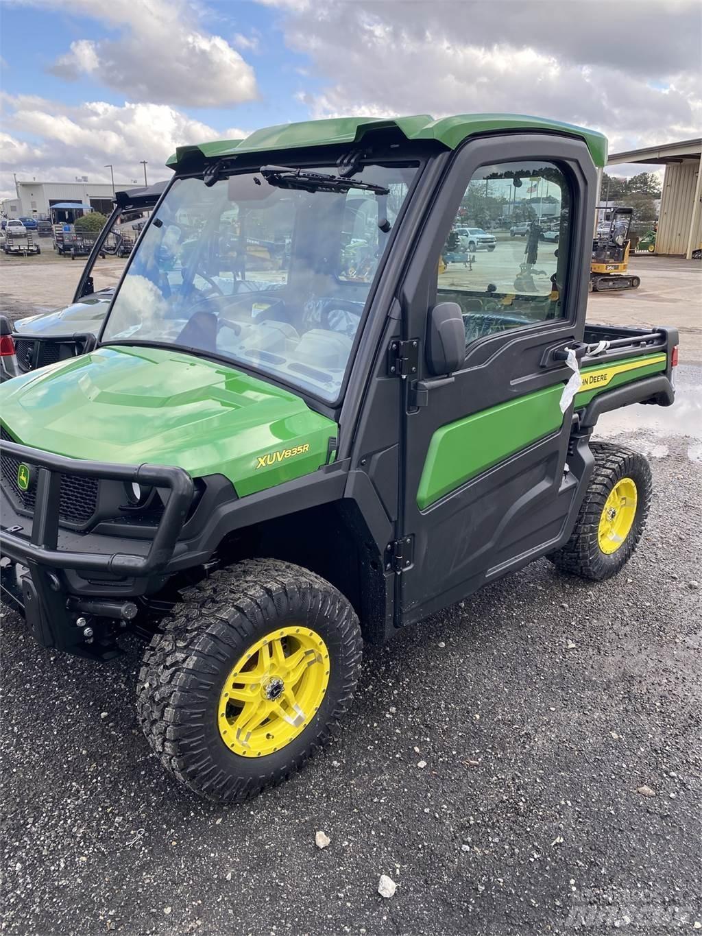 John Deere 835R Taajamakoneet