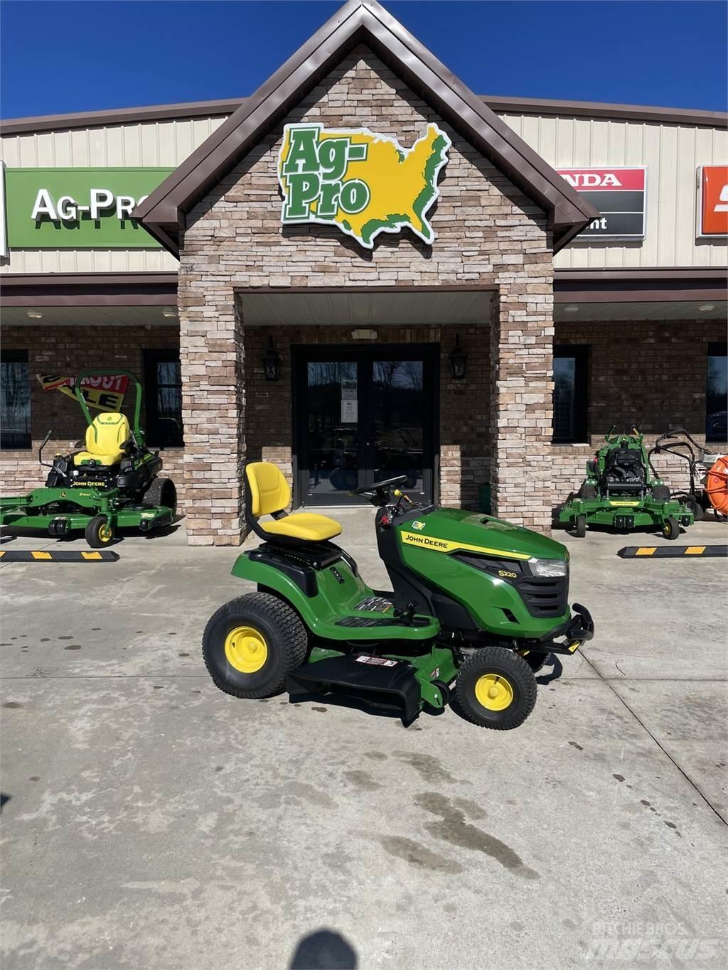 John Deere S220 Päältäajettavat ruohonleikkurit