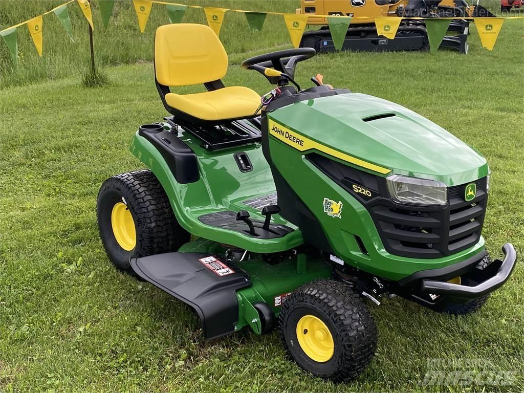 John Deere S220 Päältäajettavat ruohonleikkurit