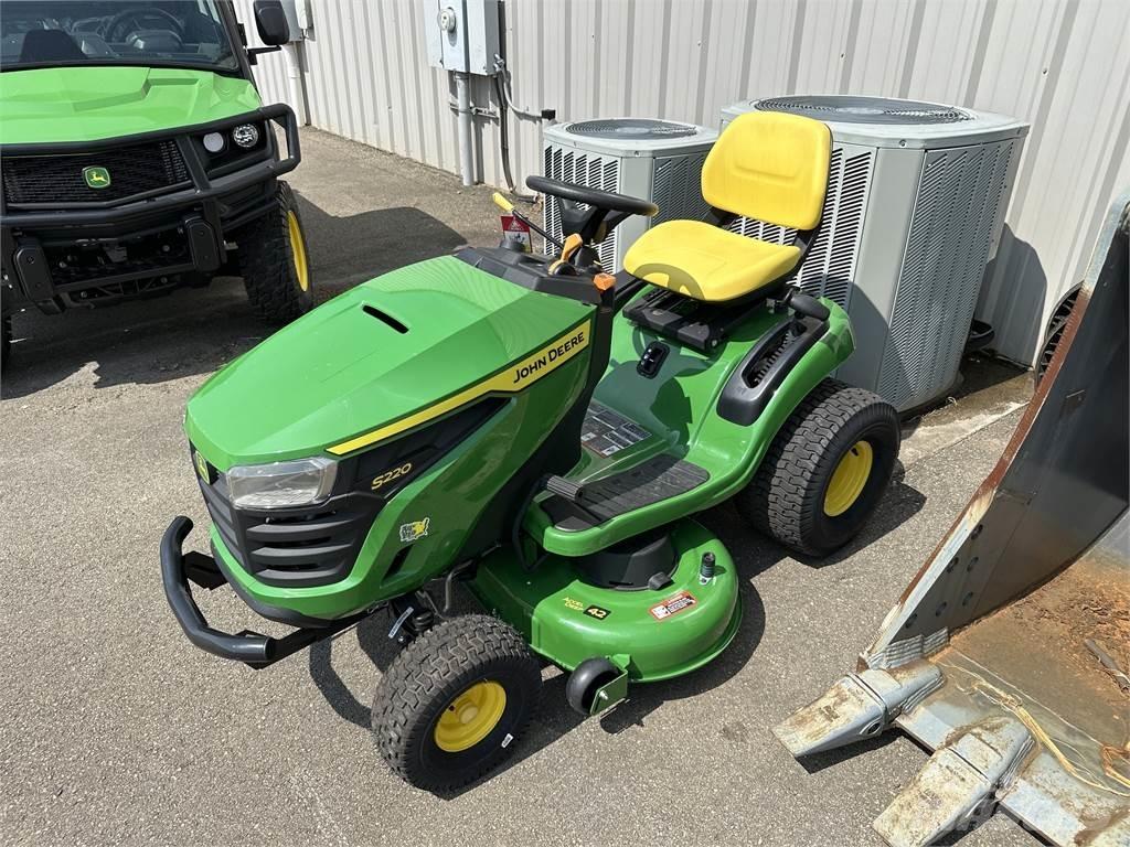 John Deere S220 Päältäajettavat ruohonleikkurit