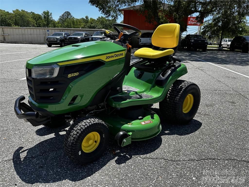 John Deere S220 Päältäajettavat ruohonleikkurit