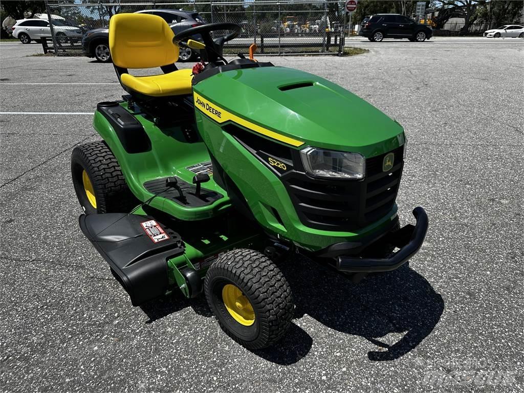 John Deere S220 Päältäajettavat ruohonleikkurit