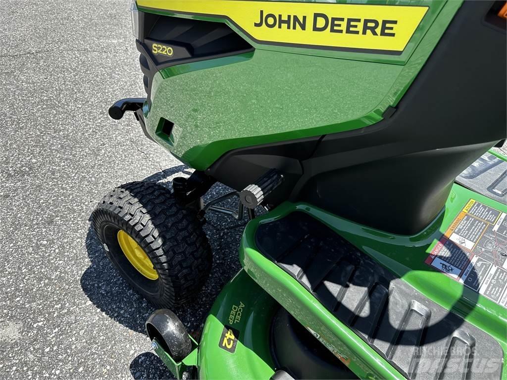 John Deere S220 Päältäajettavat ruohonleikkurit
