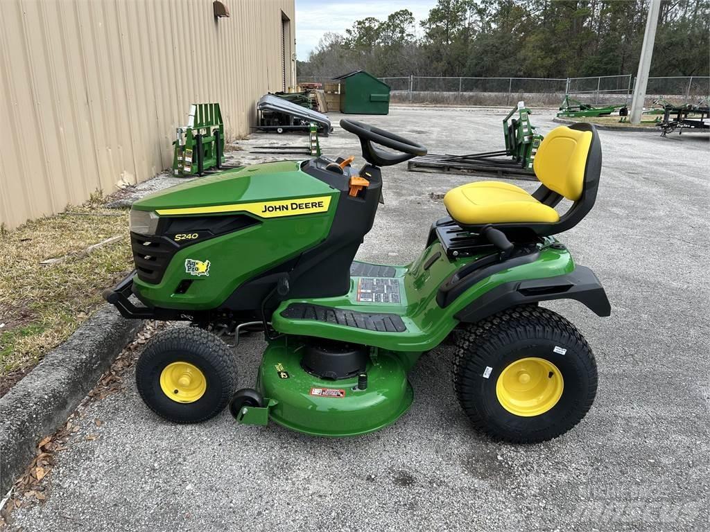 John Deere S240 Taajamatraktorit