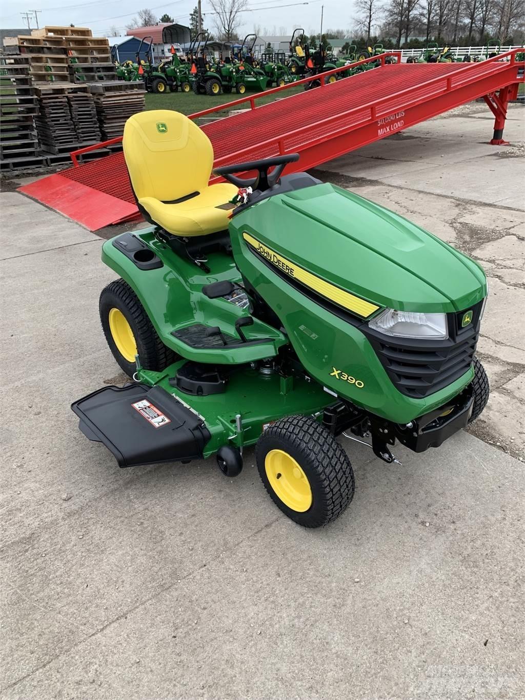 John Deere X390 Taajamatraktorit