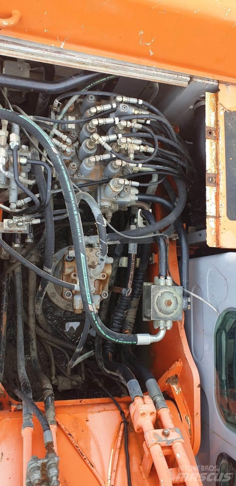 Kobelco E215LC Telakaivukoneet