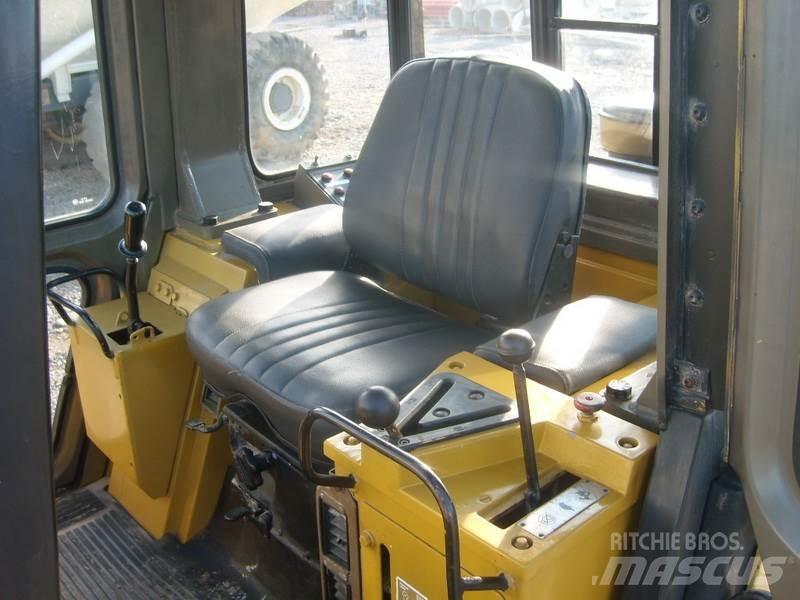 CAT 943 Telakuormaajat