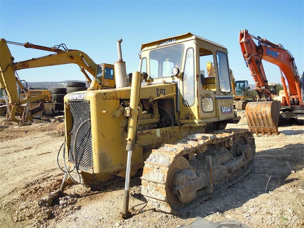 CAT D5B Telaketjupuskutraktorit