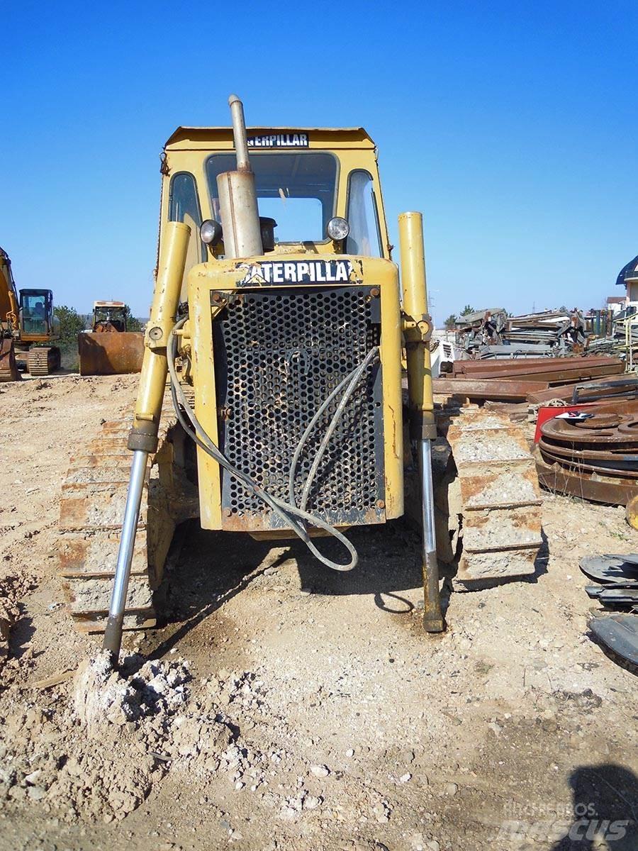 CAT D5B Telaketjupuskutraktorit