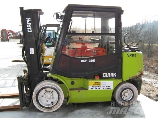 Clark CGP30 Nestekaasutrukit