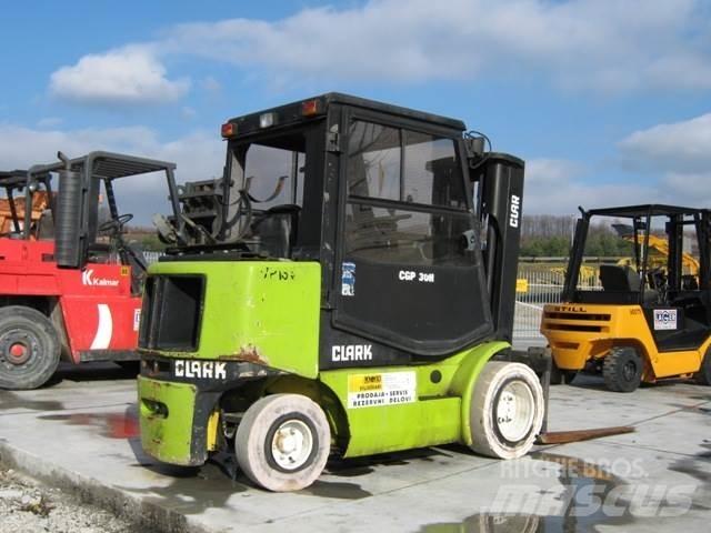 Clark CGP30 Nestekaasutrukit
