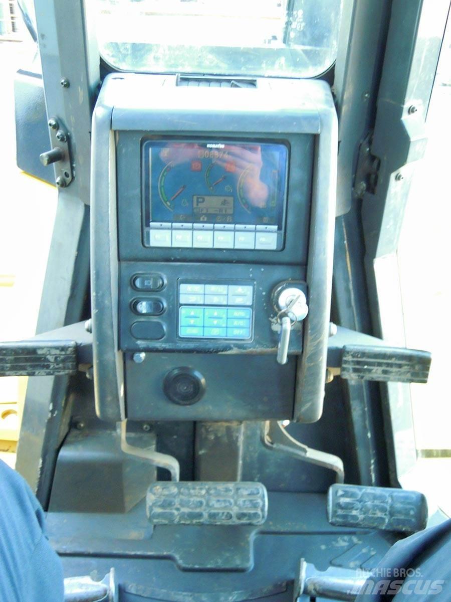 Komatsu D155AX-6 Telaketjupuskutraktorit