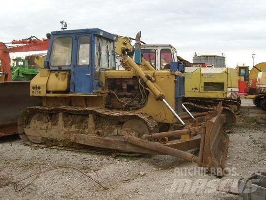 Komatsu D65E-8 Telaketjupuskutraktorit