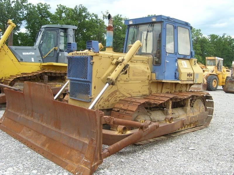 Komatsu D65E-8 Telaketjupuskutraktorit