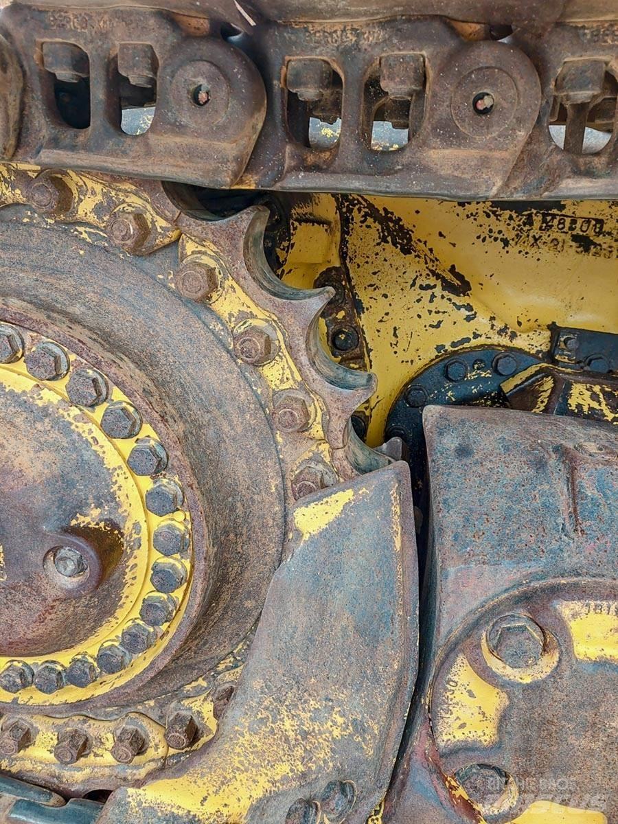 Komatsu D65PX-17 Telaketjupuskutraktorit