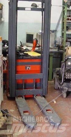 Linde L10 Lavansiirtotrukit