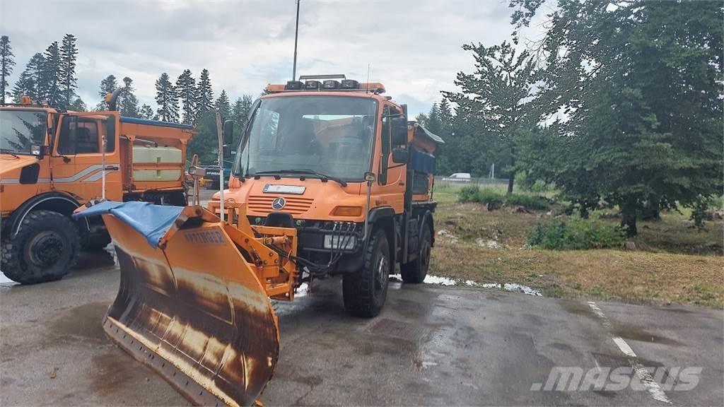 Mercedes-Benz Unimog U400 Tienhoitoautot