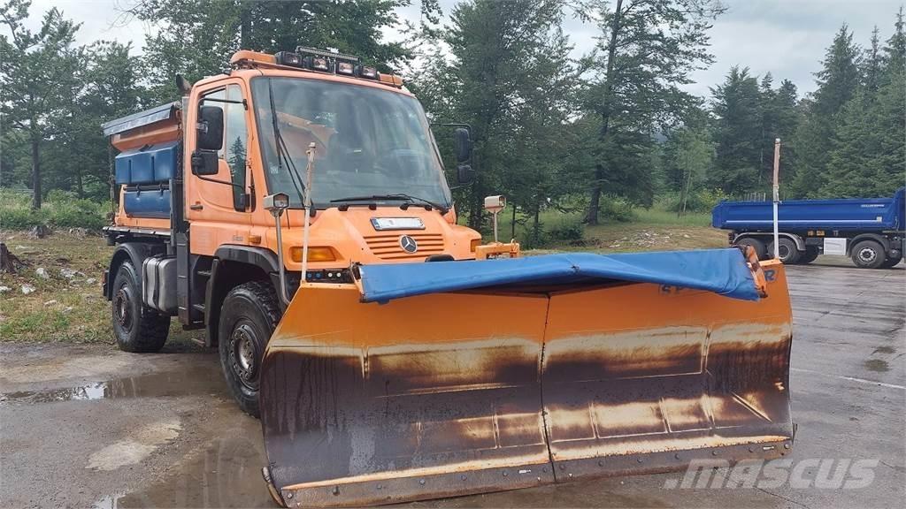 Mercedes-Benz Unimog U400 Tienhoitoautot
