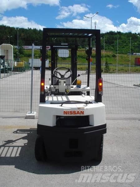 Nissan H01A15 Nestekaasutrukit