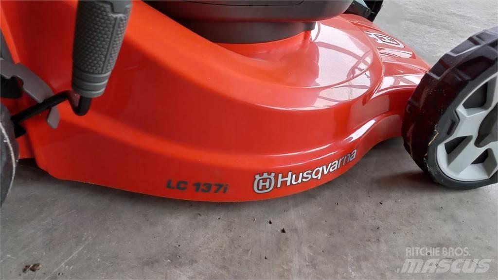Husqvarna LC 137i Päältäajettavat ruohonleikkurit