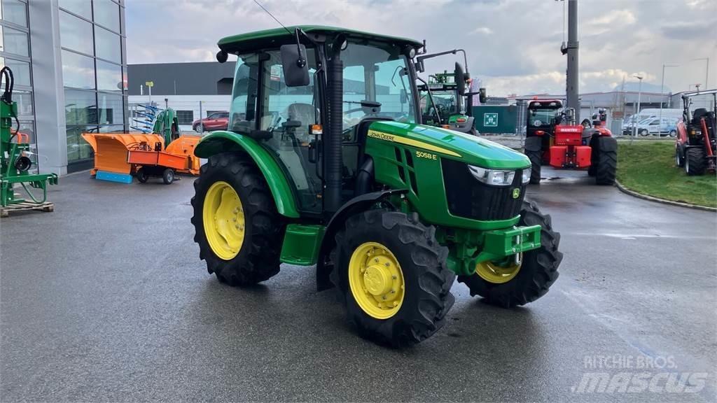 John Deere 5058E Traktorit