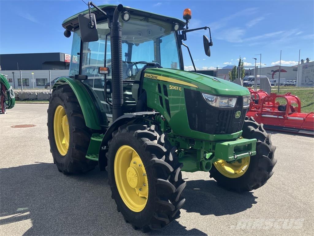 John Deere 5067E Traktorit