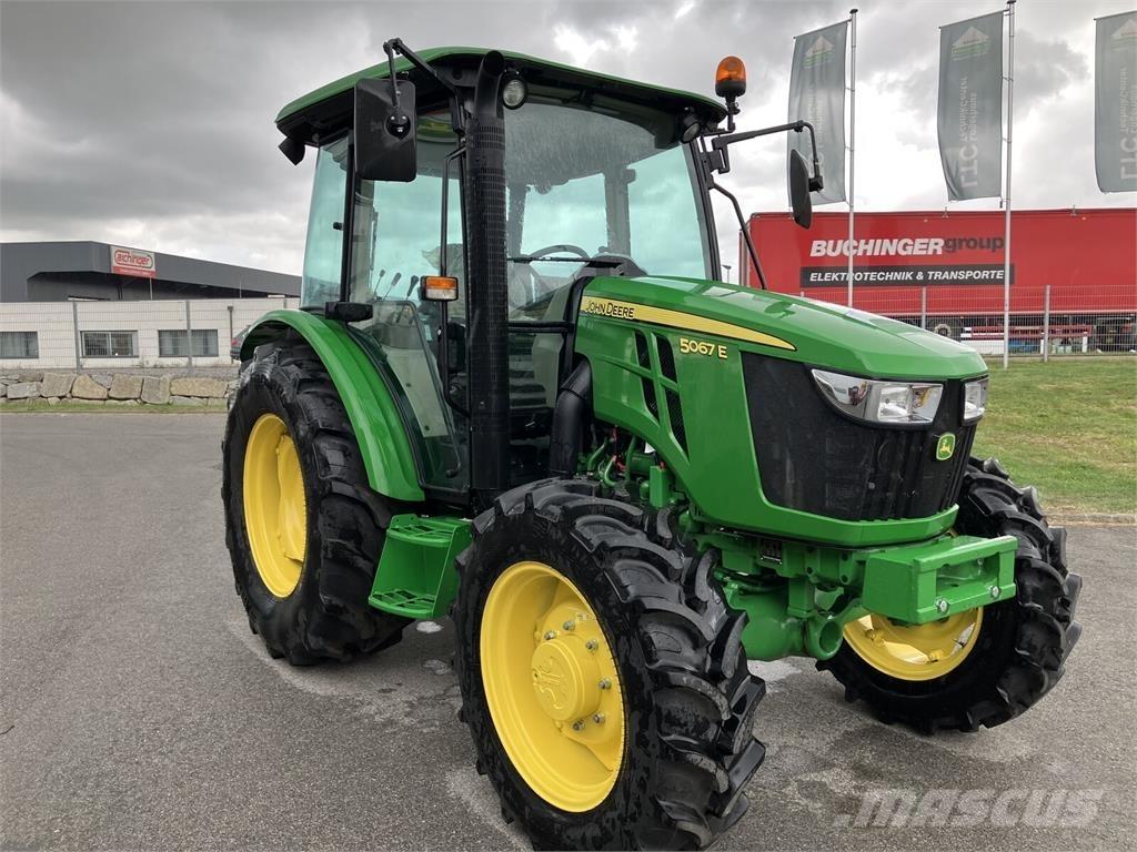 John Deere 5067E Traktorit
