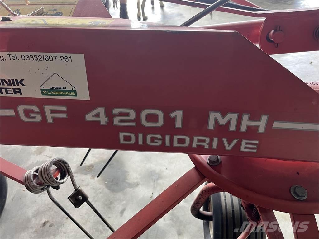 Kuhn GF 4201 MH Pöyhimet ja haravat