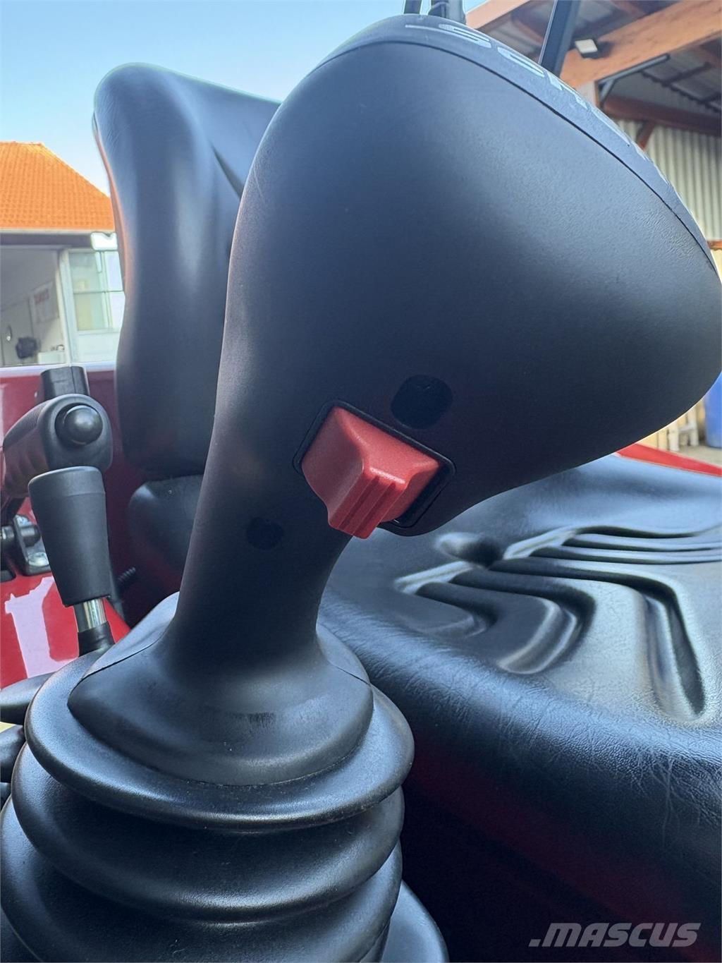 Schäffer 2630 Etukuormaimet ja kaivuulaitteet