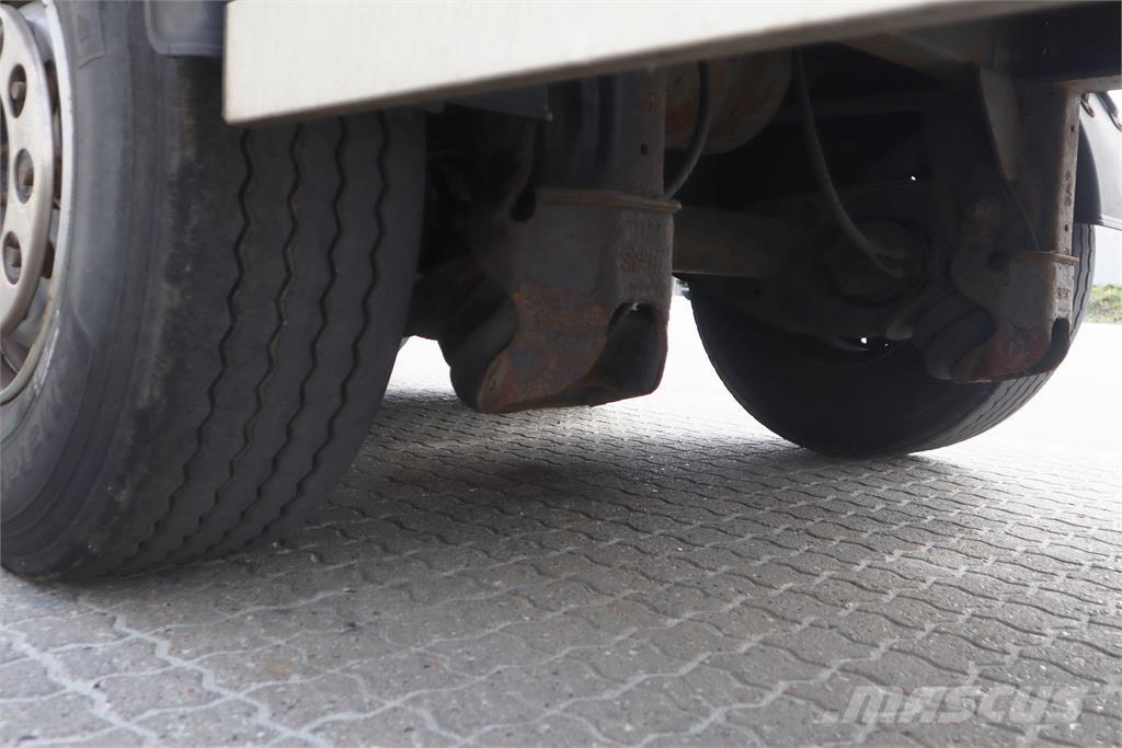 KLC Trailer 34 pl. Pressukapellipuoliperävaunut