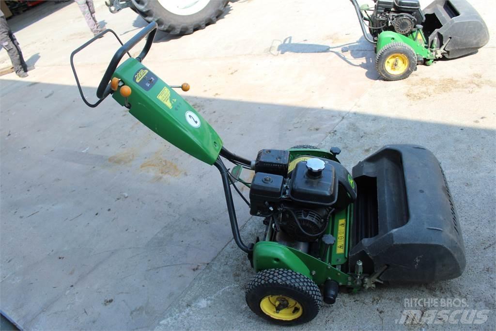 John Deere 220B Perässäkäveltävät leikkurit