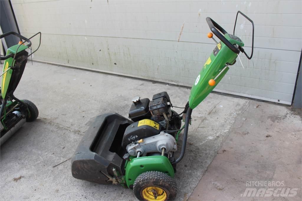 John Deere 220B Perässäkäveltävät leikkurit