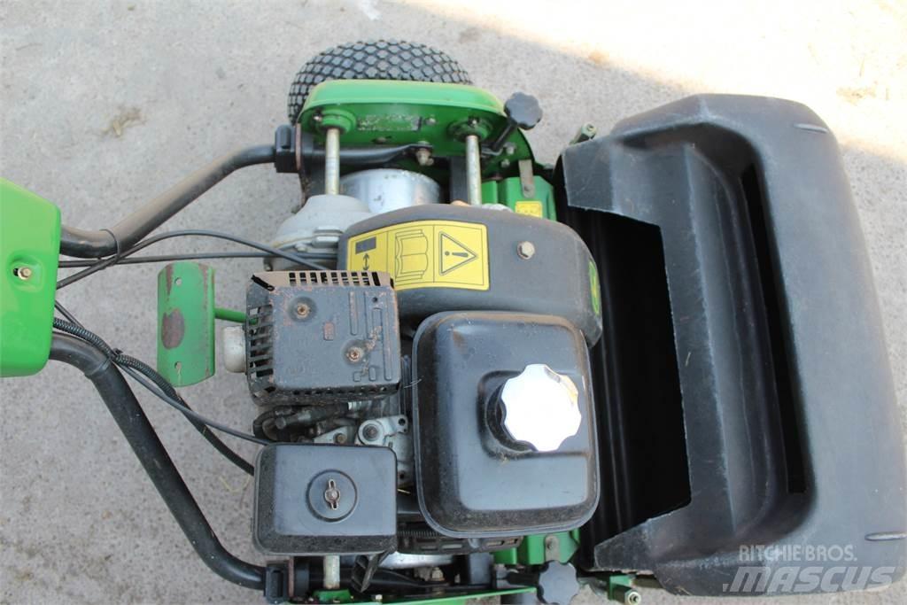 John Deere 220B Perässäkäveltävät leikkurit