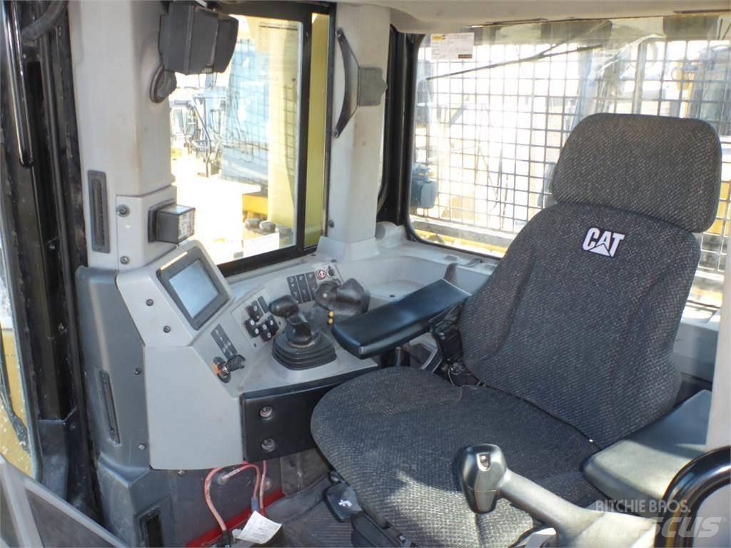 CAT D8T Telaketjupuskutraktorit