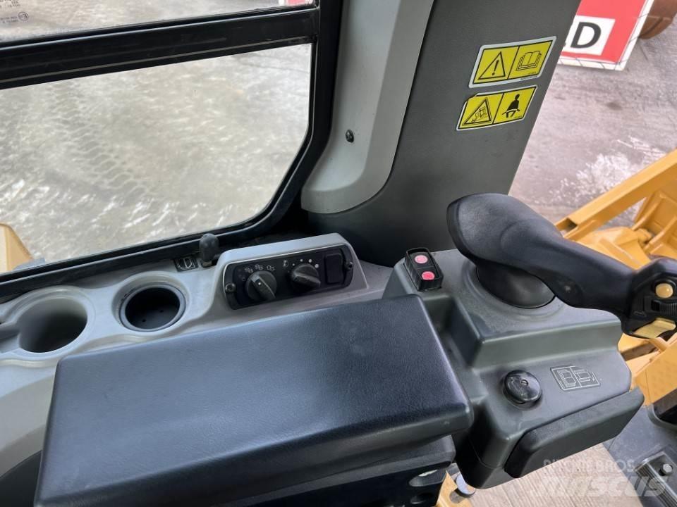 CAT D7E Telaketjupuskutraktorit