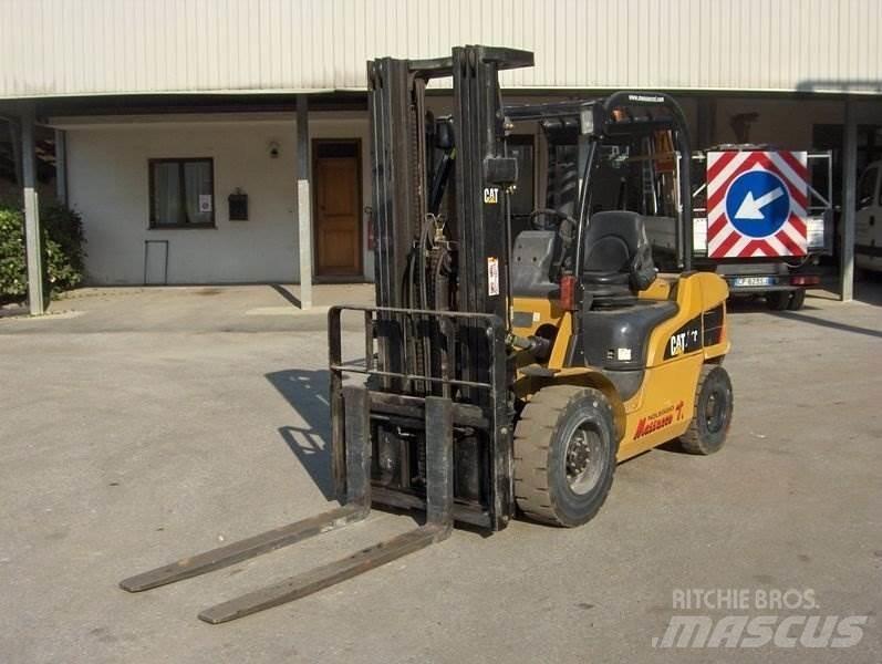CAT DP30N Dieseltrukit