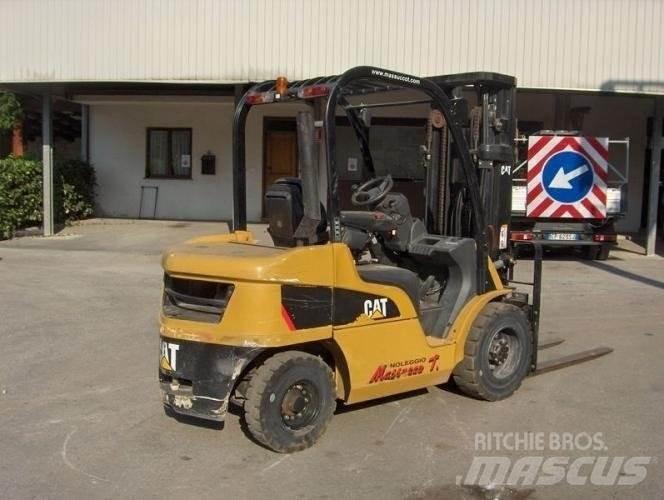 CAT DP30N Dieseltrukit