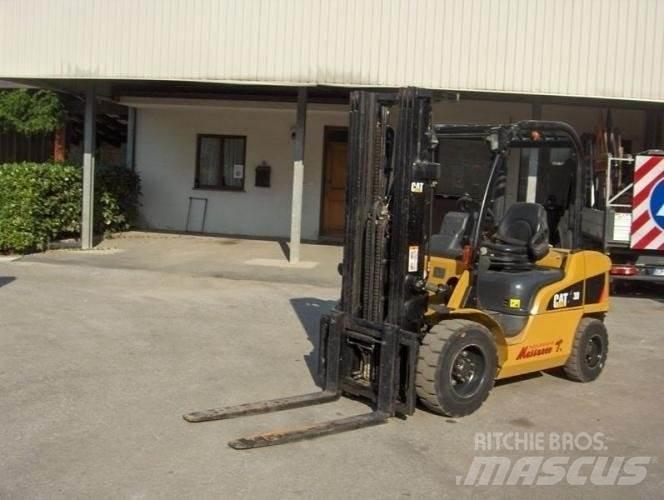 CAT DP30N Dieseltrukit
