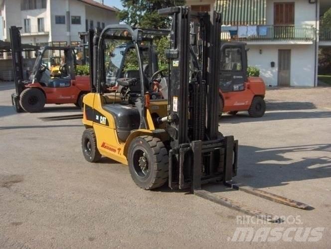 CAT DP30N Dieseltrukit