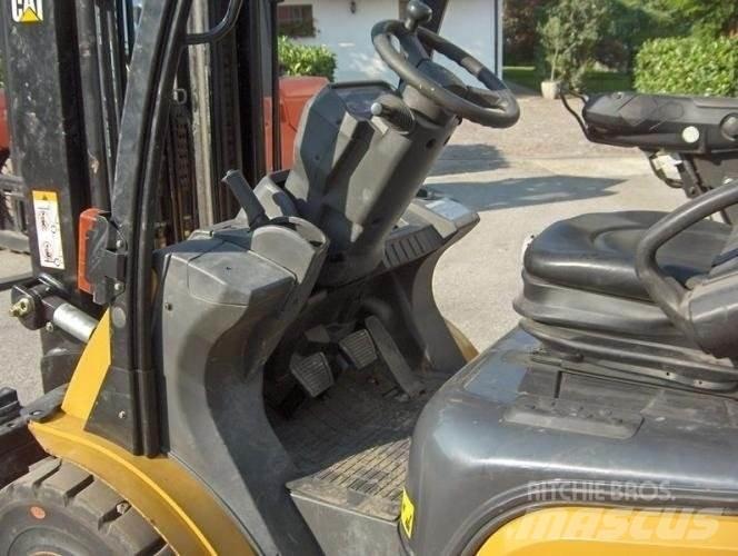 CAT DP30N Dieseltrukit