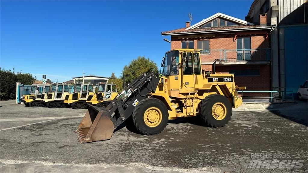 CAT IT28B Pyöräkuormaajat