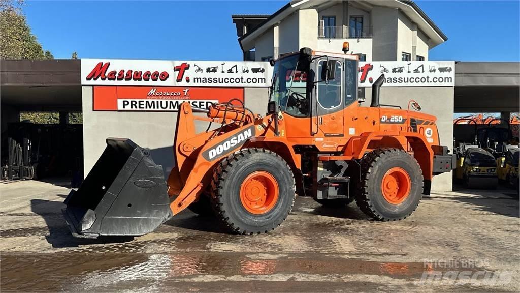 Doosan DL250 Pyöräkuormaajat