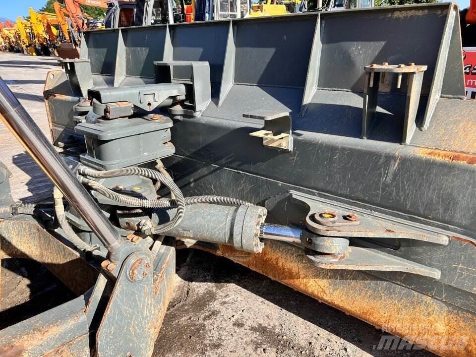 Liebherr 736 Telaketjupuskutraktorit