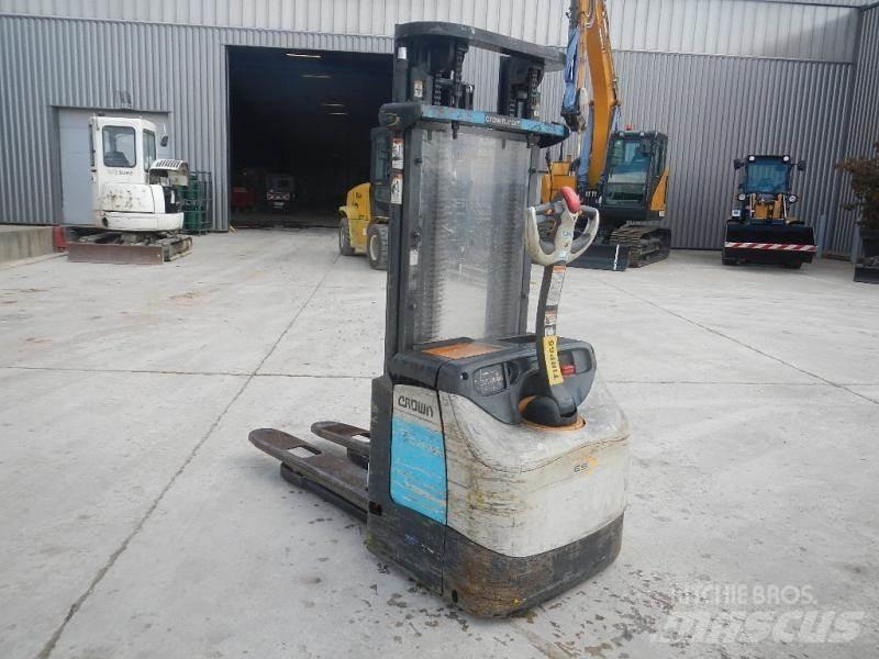 Crown ES 4000 Lavansiirtotrukit